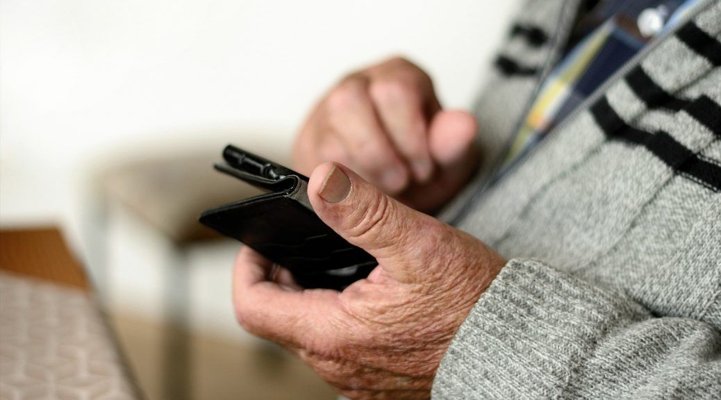 Persona mayor manipulando un smartphone